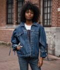 Veste en denim upcyclé avec lien à nouer aux manches