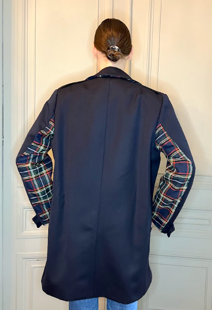 Manteau Caban bleu marine upcyclé avec manches en tartan