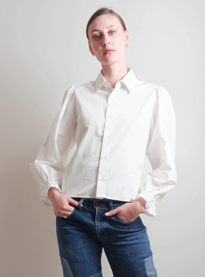 chemise blanche upcyclée à partir de chemise homme, retaillée et retravaillée avec manches bouffantes