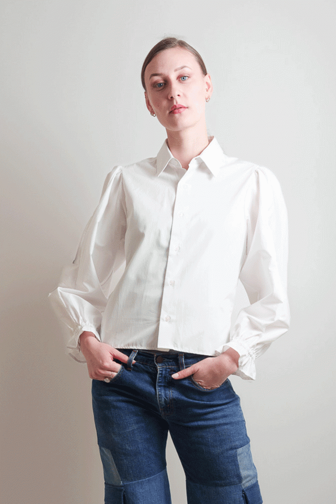 chemise blanche upcyclée à partir de chemise homme, retaillée et retravaillée avec manches bouffantes