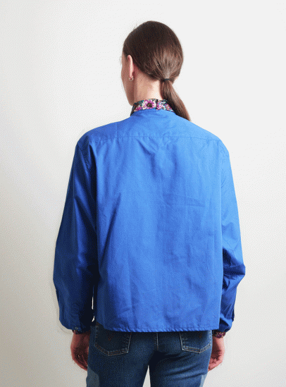 chemise bleu upcyclée avec lavallière fleurie