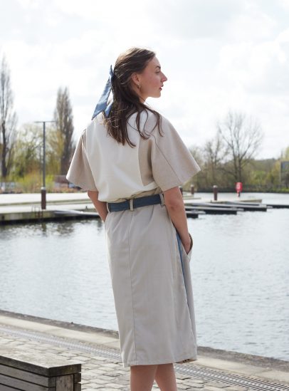 Jupe portefeuille beige style trench-coat avec détail de denim upcyclé en France