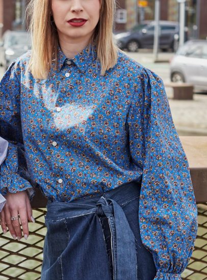Chemise bleu royal à imprimé et manches bouffantes upcyclée Revive Clothing Lab